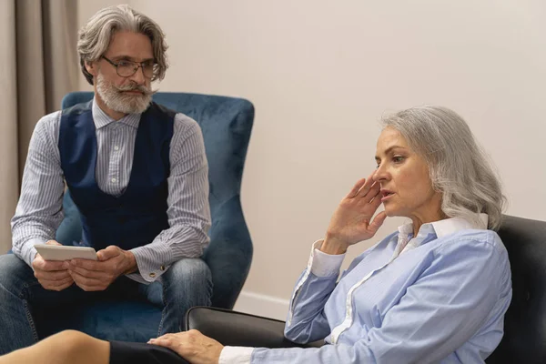 Psychoanalytiker sitzt neben seiner Patientin — Stockfoto