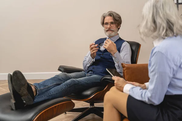 Пациент сидит перед своим психоаналитиком — стоковое фото