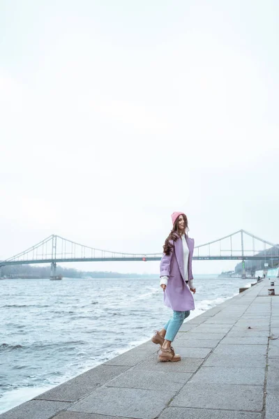 Счастливая молодая женщина наслаждается прогулкой вдоль реки — стоковое фото