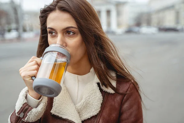 Крупным планом довольной девушки, что пить горячий чай — стоковое фото