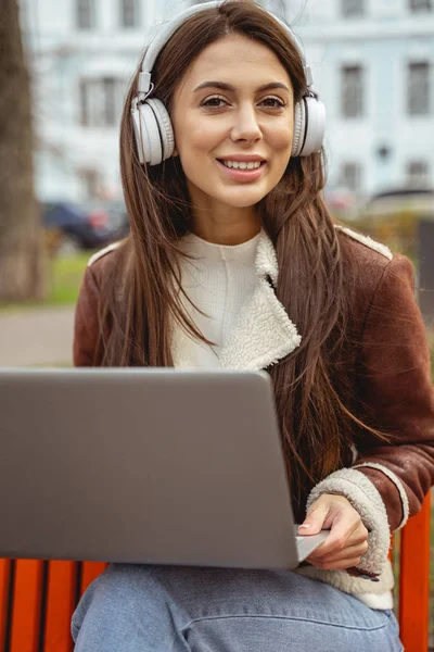 Primer plano de chica alegre que sostiene el ordenador portátil — Foto de Stock