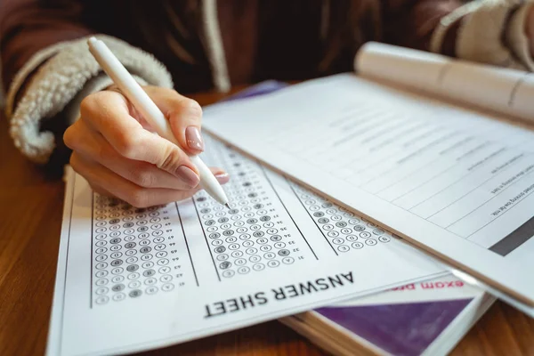 Jovem mulher completando a tarefa antes dos exames — Fotografia de Stock