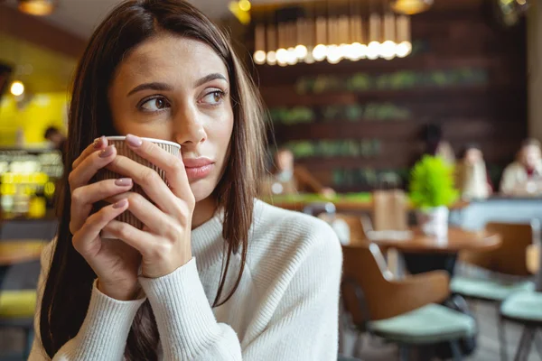 Primer plano de morena femenina que estar en la cafetería — Foto de Stock