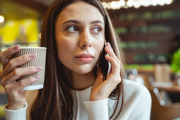 Persona femenina pensativa que pasa su pausa en la cafetería — Foto de Stock