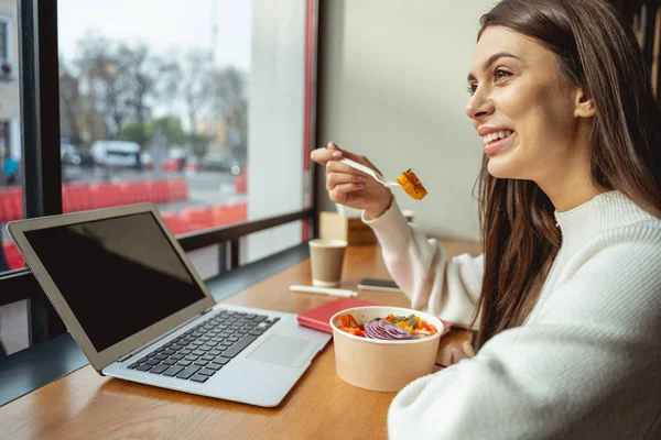 Positiv förtjust brunett flicka sitter på café — Stockfoto