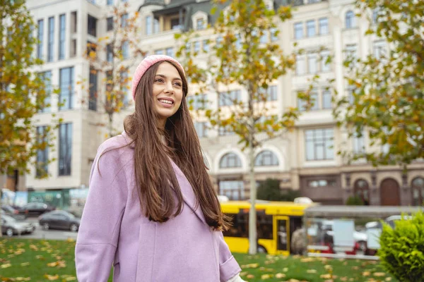 Nettes brünettes Mädchen auf der Suche nach ihrem Freund — Stockfoto