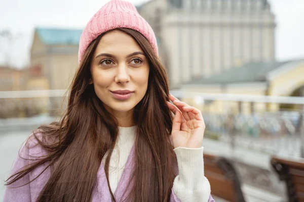 Piuttosto lungo dai capelli femmina godendo la sua vista preferita della città — Foto Stock