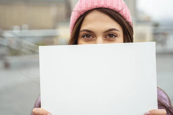 Positivt glad ung kvinna person tittar på dig — Stockfoto