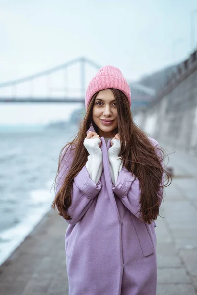 Positiv glad brunett flicka promenader nära floden — Stockfoto