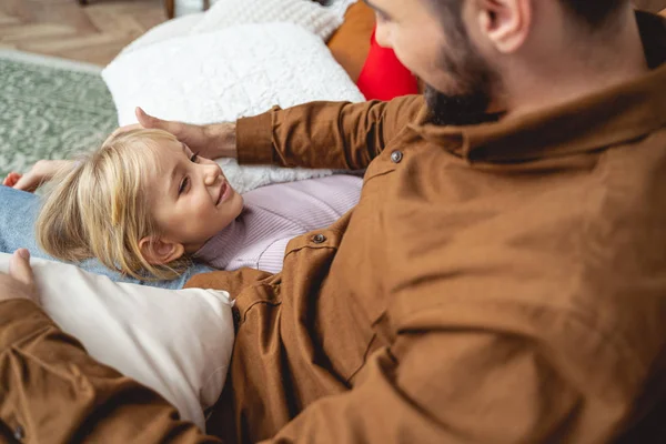 Linda niña pasar tiempo con el padre en casa —  Fotos de Stock