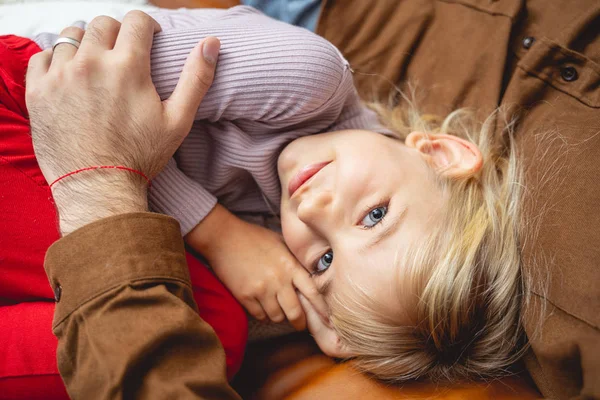 Entzückendes kleines Mädchen kuschelt mit Papa zu Hause — Stockfoto