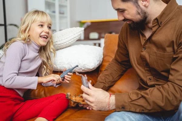 Joyeux père et fille jouant avec des jouets — Photo