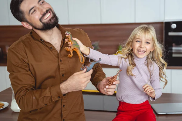 Cheerful father and daughter playing with toys at home — Stock Photo, Image