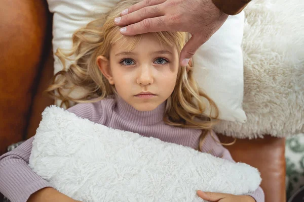 Padre comprobando la temperatura corporal de su hija —  Fotos de Stock