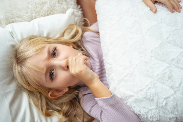 Sjuk barn som lider av hosta stock foto — Stockfoto