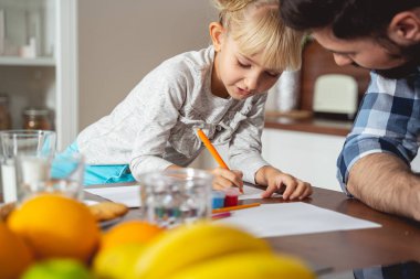 Tatlı kız babasıyla ve çizimleriyle vakit geçiriyor.