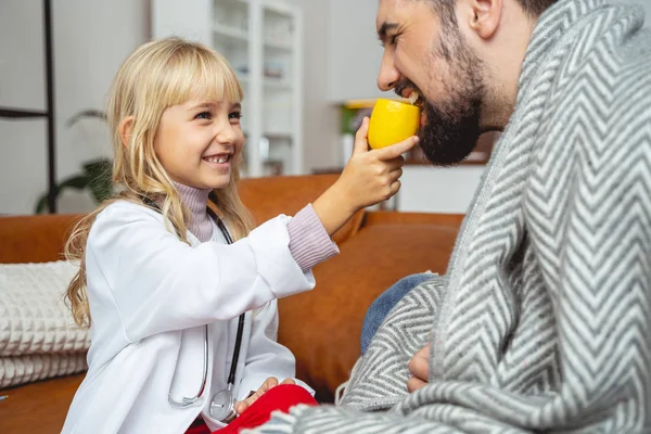 Alegre niña dando limón a su padre — Foto de Stock