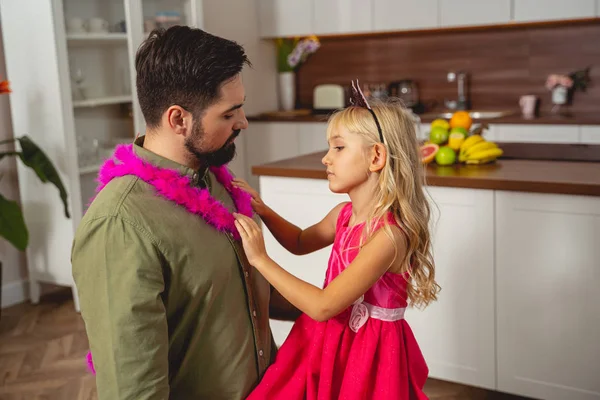 Adorabile bambina che festeggia il compleanno con il padre — Foto Stock