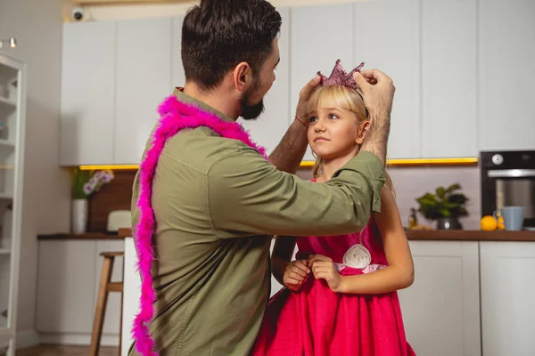 Padre amoroso poniendo corona en la cabeza de la hija —  Fotos de Stock