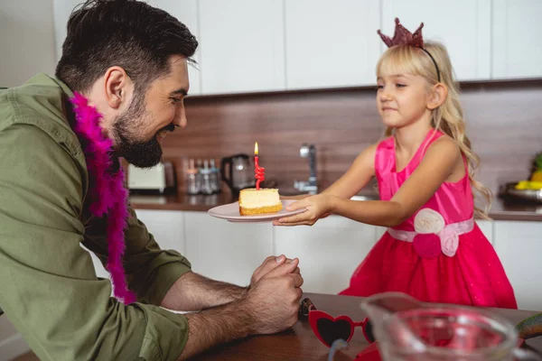 笑顔の女の子与えますケーキにお父さん — ストック写真