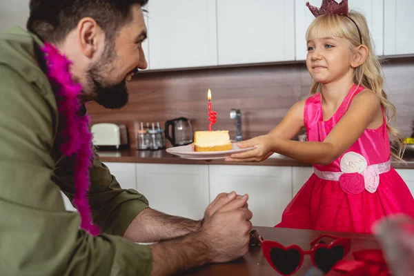 Χαριτωμένο κοριτσάκι που δίνει τούρτα στον πατέρα — Φωτογραφία Αρχείου