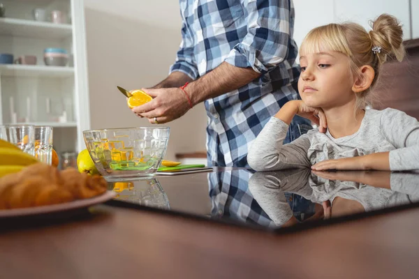 Young man making breakfast with daughter in kitchen — Stock Photo, Image