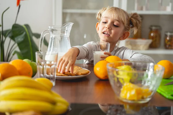 可愛いです女の子手を差し伸べますのためにクッキー — ストック写真