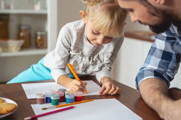 Linda niña dibujo y pasar tiempo con el padre —  Fotos de Stock