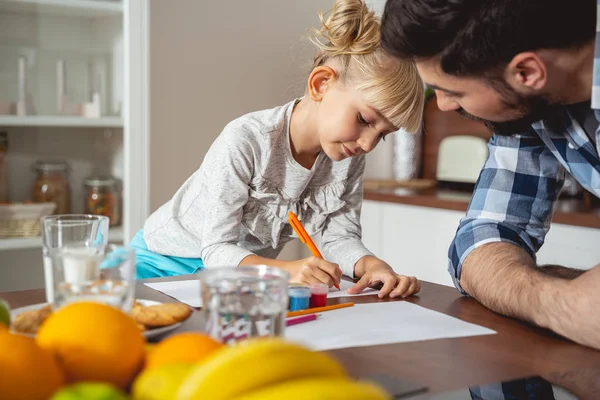 Adorable niña pasar tiempo con el padre y el dibujo — Foto de Stock