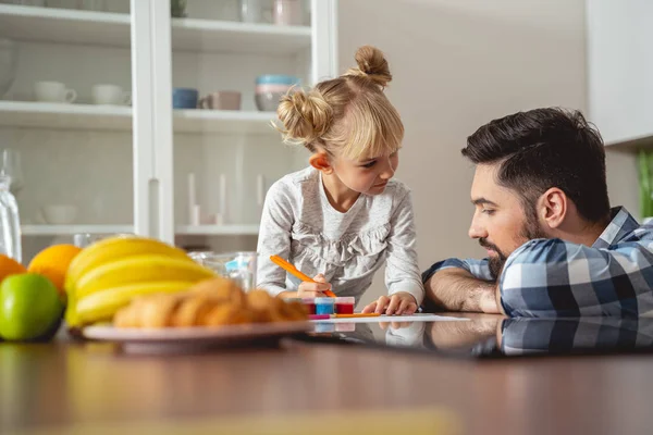 Lief klein meisje die tijd doorbrengt met vader thuis — Stockfoto