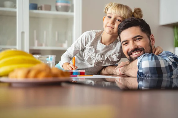 Süßes kleines Mädchen umarmt ihren fröhlichen Vater — Stockfoto