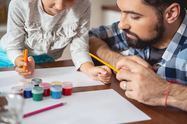 Petite fille dessin tout en passant du temps avec le père — Photo