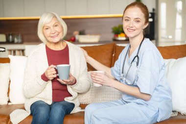 Pozitif zevkli kadınlar kameraya bakıyor.