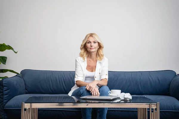 Красивая белая женщина отдыхает на диване — стоковое фото