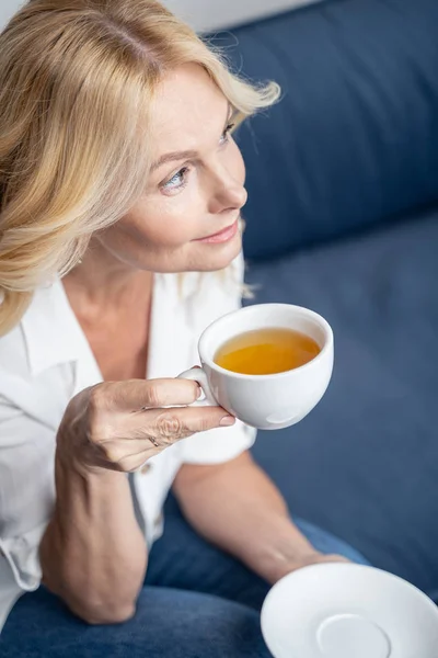 Moderna atractiva mujer de negocios caucásica beber té de hierbas — Foto de Stock