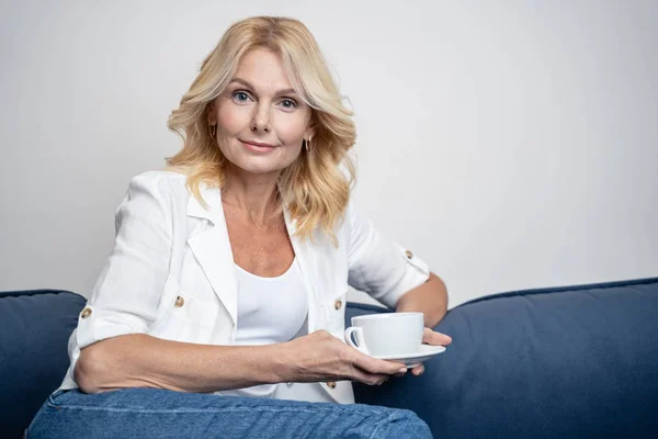 Piacevole bella donna che beve caffè a casa — Foto Stock