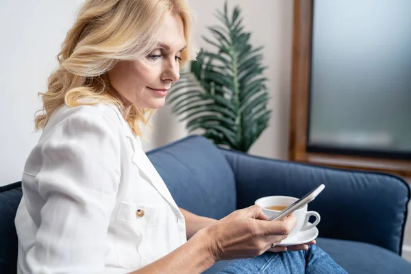 Dame mit einer Tasse Kräutertee — Stockfoto