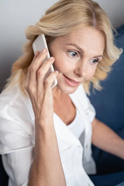 Enfocado atractiva dama haciendo una llamada telefónica —  Fotos de Stock