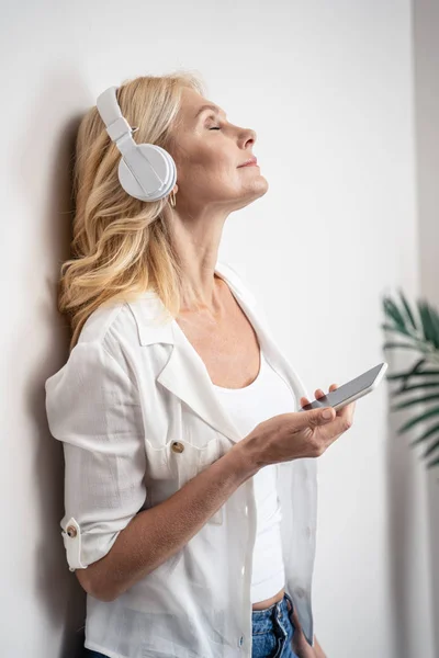 Caucásica mujer escuchando canciones en el ocio —  Fotos de Stock