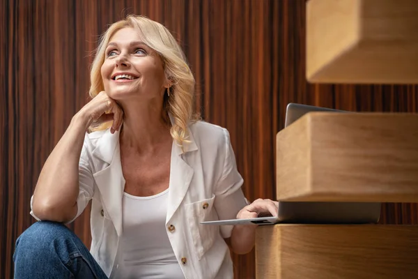 Übermütige schöne reife Frau wartet auf Inspiration — Stockfoto