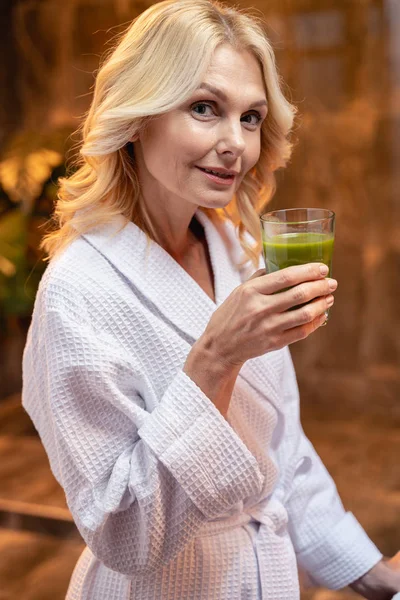 Zadowolona biała kobieta pijąca sok warzywny — Zdjęcie stockowe
