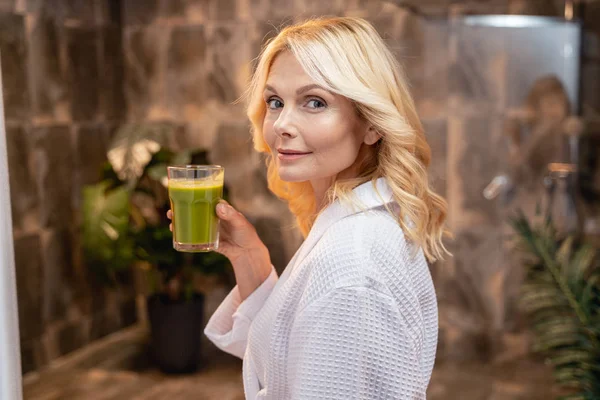 Donna caucasica con una bevanda vegetale sana — Foto Stock