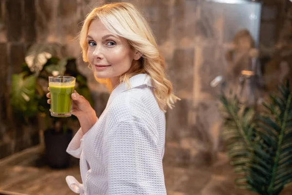 Femme avec un verre de boisson végétale — Photo