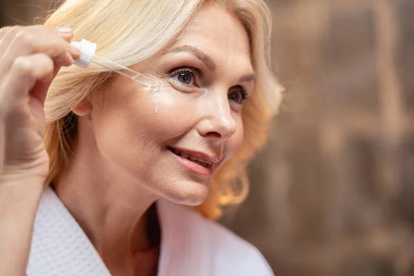 Красивая женщина средних лет делает косметическую процедуру — стоковое фото