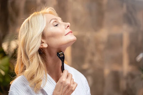 Bella donna matura che fa un massaggio al collo — Foto Stock