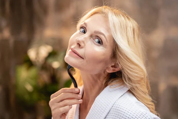 Tranquil guapa caucásica hembra masajeando su barbilla — Foto de Stock