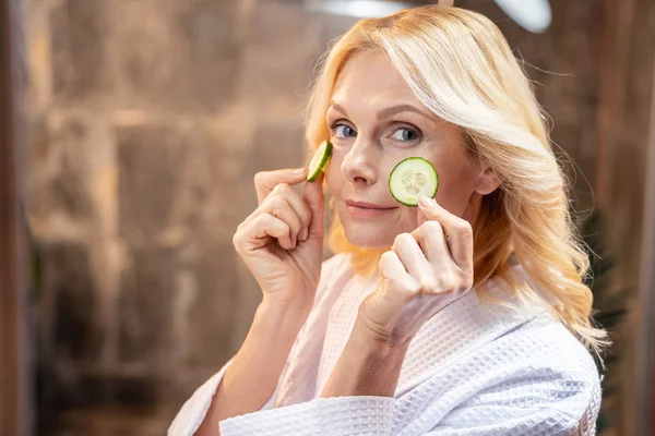 Moderna signora idratare la sua pelle a casa — Foto Stock