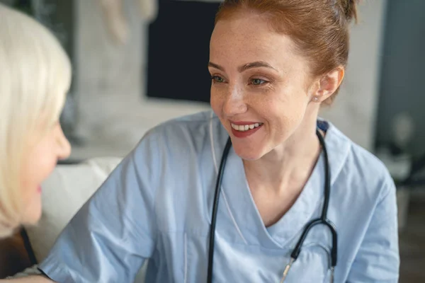 Nahaufnahme eines hübschen Mädchens, das ihren Gesprächspartner ansieht — Stockfoto