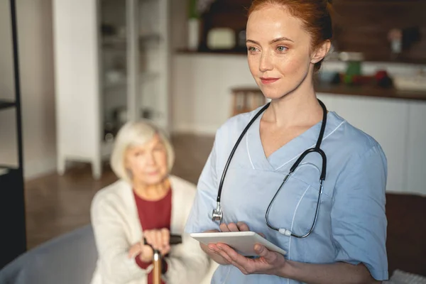 Attraktive Medizinerin, die tief in ihren Gedanken steckt — Stockfoto