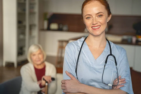 Fröhliche brünette medizinische Fachangestellte demonstriert ihr Lächeln — Stockfoto